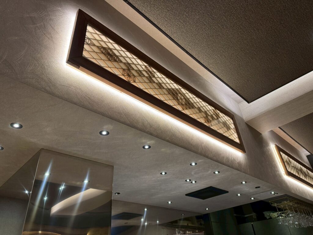 店内写真。高級感を演出します 特性味噌マヨの野菜盛り 東京都港区赤坂の北海道料理【彩葉】です。炭火焼の焼き鳥と蟹が人気があります。定食のランチもおすすめで大人気です