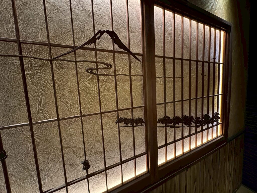 VIPルーム内の一部。特性味噌マヨの野菜盛り 東京都港区赤坂の北海道料理【彩葉】です。炭火焼の焼き鳥と蟹が人気があります。定食のランチもおすすめで大人気です