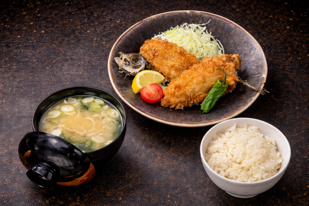 港区赤坂でこれだけ美味しいランチは食べれません。アジフライ定食、海鮮チラシ丼、天丼、焼き魚定食、炙り丼など女性からも大人気です。