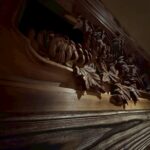 VIPルーム内は高級な欄間が設置してあります。特性味噌マヨの野菜盛り 東京都港区赤坂の北海道料理【彩葉】です。炭火焼の焼き鳥と蟹が人気があります。定食のランチもおすすめで大人気です