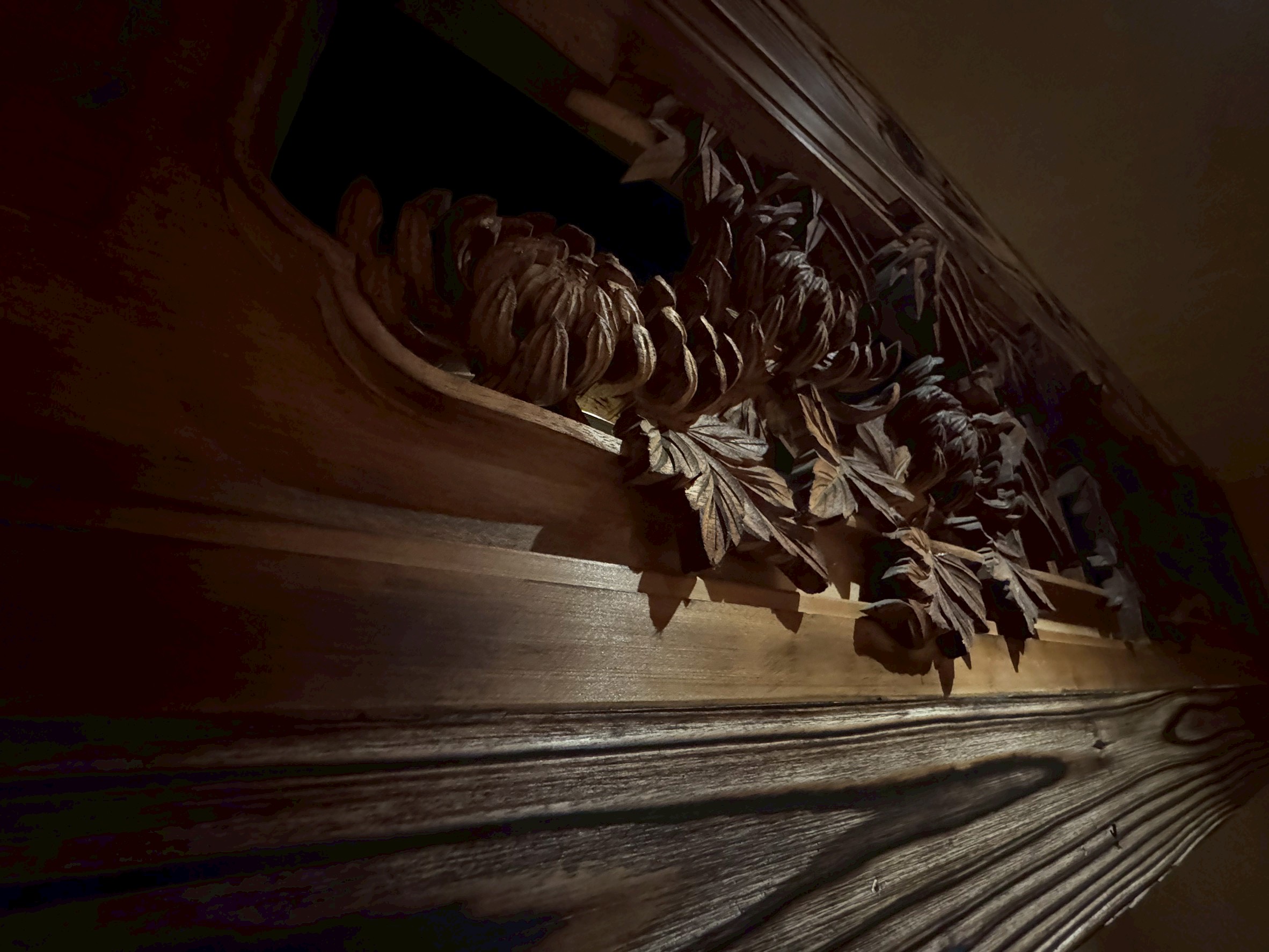 VIPルーム内は高級な欄間が設置してあります。特性味噌マヨの野菜盛り 東京都港区赤坂の北海道料理【彩葉】です。炭火焼の焼き鳥と蟹が人気があります。定食のランチもおすすめで大人気です