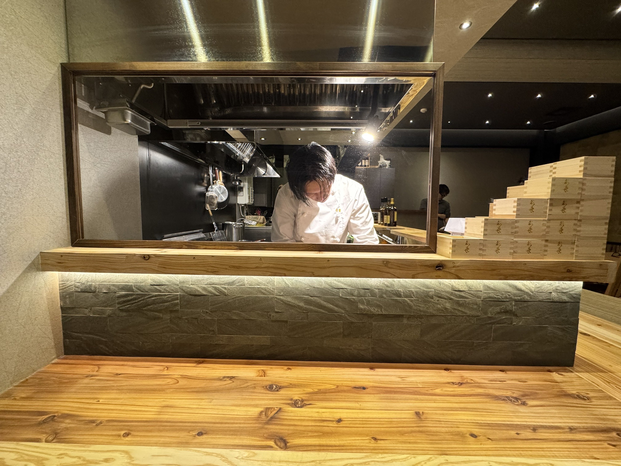 お酒と料理を楽しめる赤坂 彩葉の店内