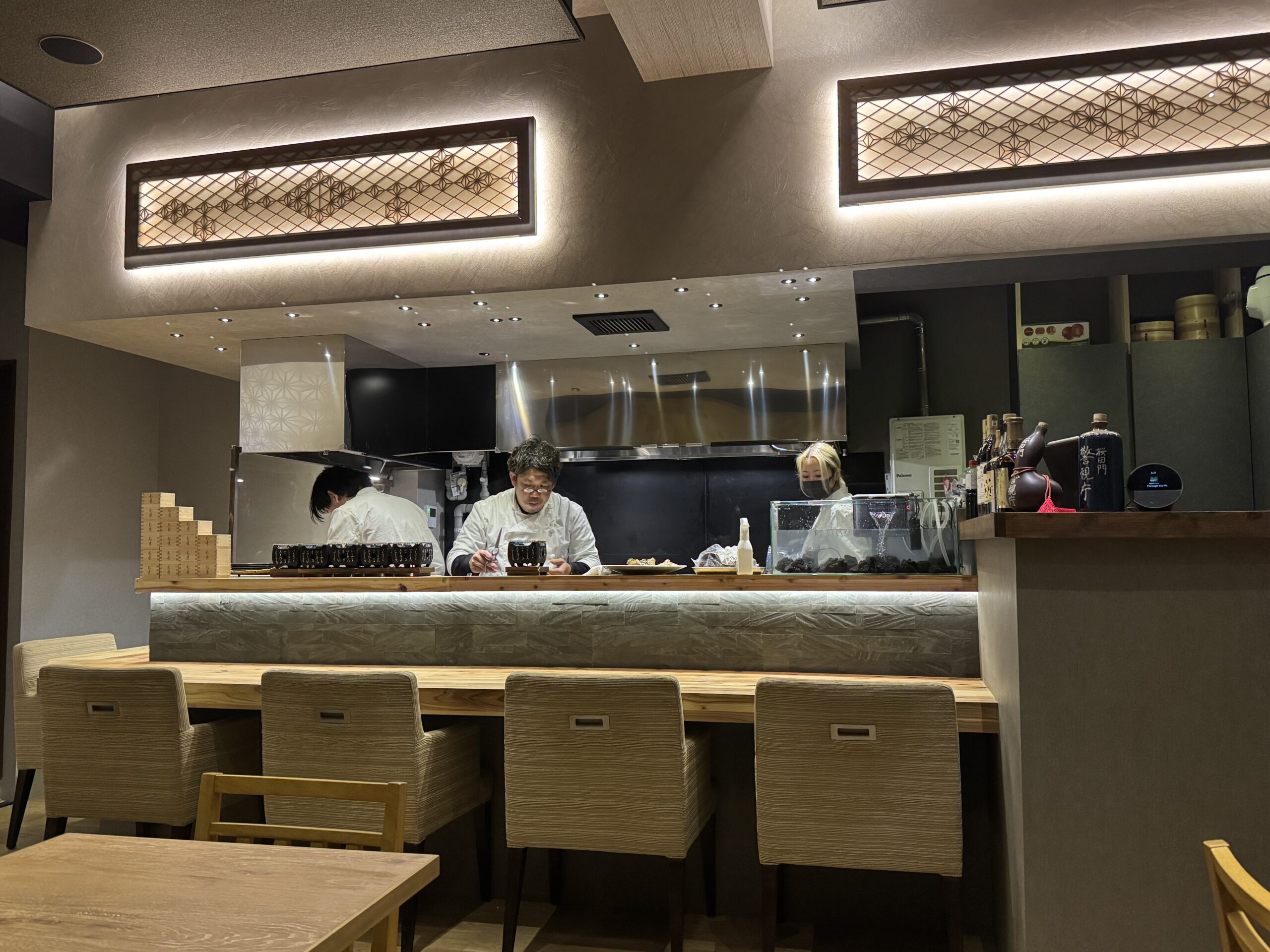 喫煙条件と北海道料理の雰囲気が伝わる彩葉の店頭イメージ